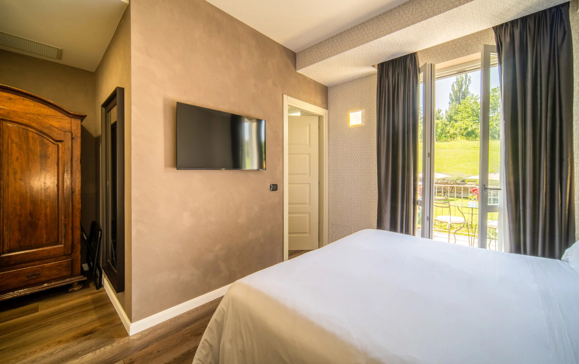 media.Slide-CameraStandard_1ResortLimaxAcis 1